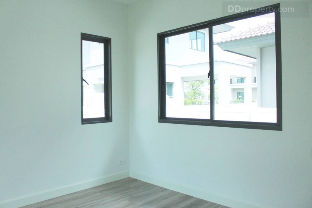 พื้นที่ภายในห้องด้านซ้ายของชั้นหนึ่งถือเป็นจุดเด่น และถือเป็นความพิเศษของบ้านแบบ PAVE X+ ซึ่งออกแบบให้เป็นห้องนอนของผู้สูงอายุ จากภาพที่เห็น ห้องนี้จะมีหน้าต่าง 2 มุม ทั้งแบบบานเลื่อน และแบบบานกระทุ้ง