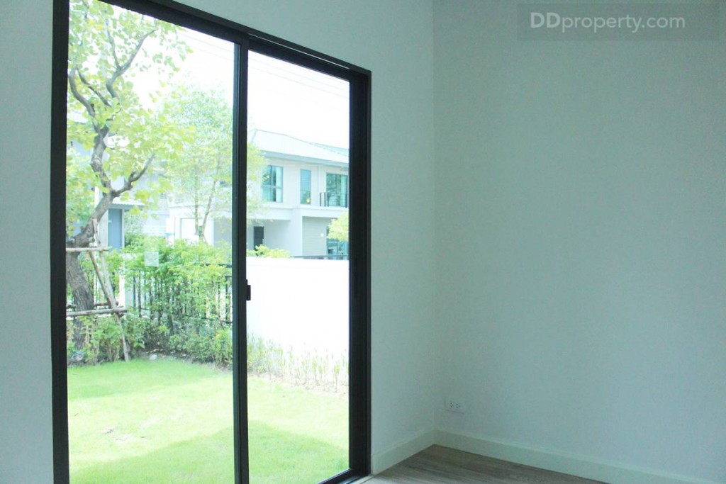 ด้านหน้าจะเป็นกระจกบานเลื่อนขอบอะลูมิเนียมดำแบบ 2 ตอนเหมือนกับประตูทางเข้าบ้าน