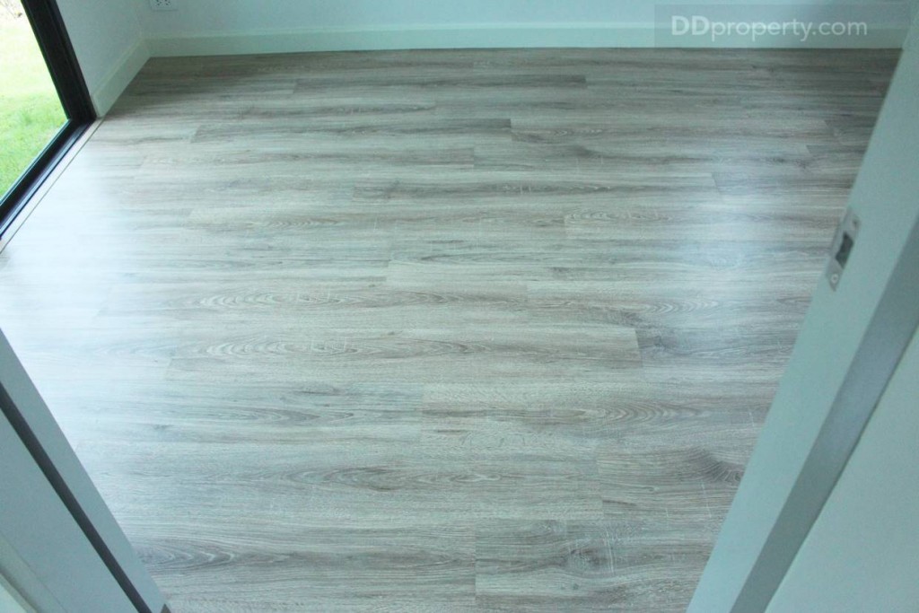 พื้นภายในห้องปูลามิเนตลายไม้หนา 8 มม.