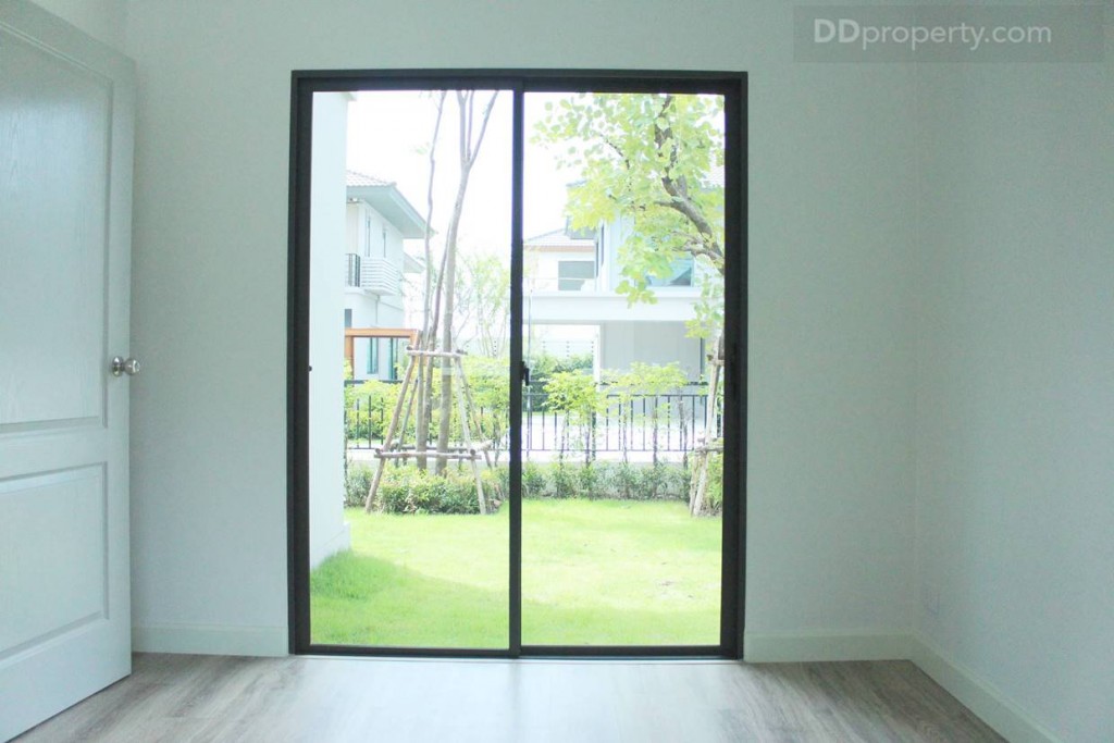 จุดเด่นอีกอย่างของบ้านแบบพลัส ที่เพิ่มจากแบบเดิม คือการที่ใช้ประตูบานเลื่อนบานใหญ่ แทนที่จะเป็นหน้าต่างบานสไลด์นั้น ช่วยในเรื่องของระบบการถ่ายเทของอากาศที่ดี