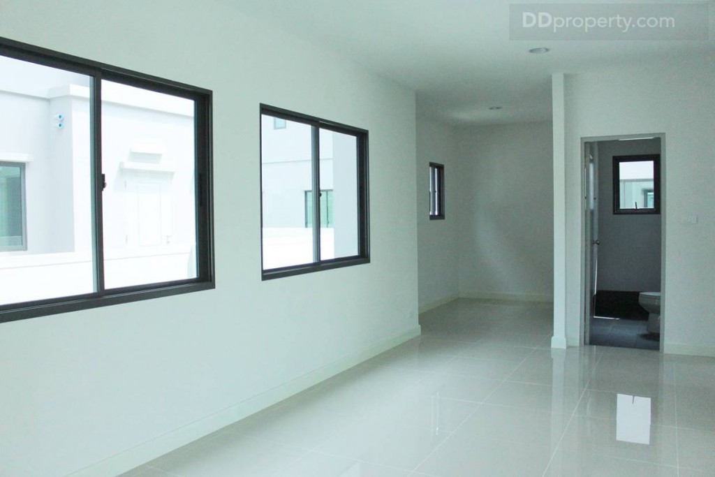 พื้นที่ด้านในของชั้น 1 จะเป็นพื้นที่วางโต๊ะรับประทานอาหาร พร้อมพื้นที่อเนกประสงค์ และห้องครัวซึ่งอยู่มุมด้านในสุด พร้อมห้องน้ำ บริเวณบันไดทางขึ้นชั้น 2