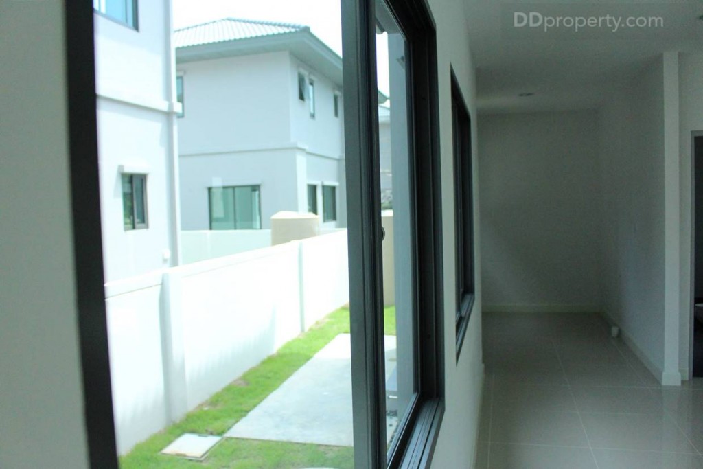 ทางโครงการเลือกใช้กระจกบานสไลด์ ถึง 2 ชุด แสดงให้เห็นว่าต้องการให้แสงและลมเข้ามาภายในบ้านให้มากที่สุด ช่วยประหยัดค่าไฟได้อีกทางหนึ่ง