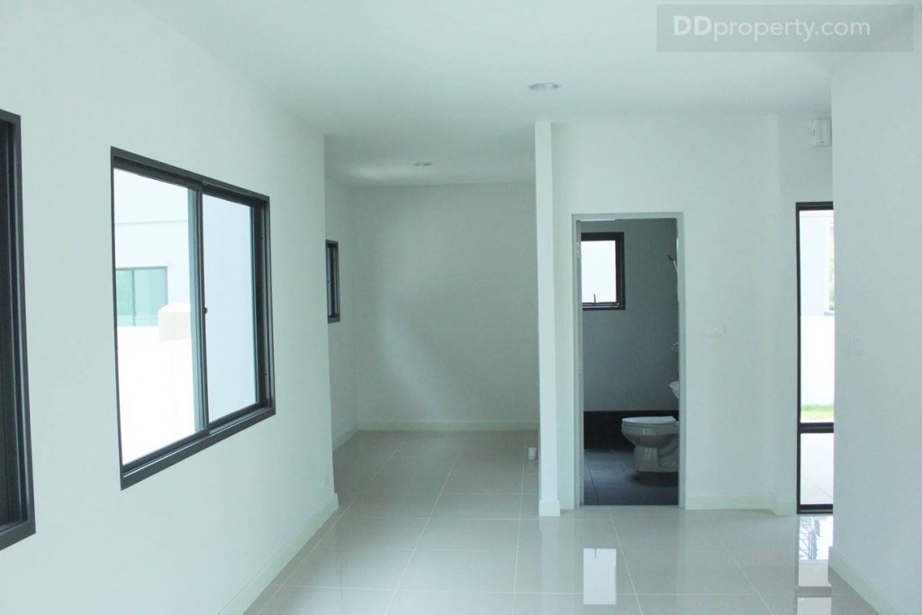 พื้นที่หลังบ้านมีความกว้างประมาณ 3 x 5 เมตร สามารถวางโต๊ะรับประทานอาหาร 4-6 ที่นั่งได้สบาย ๆ