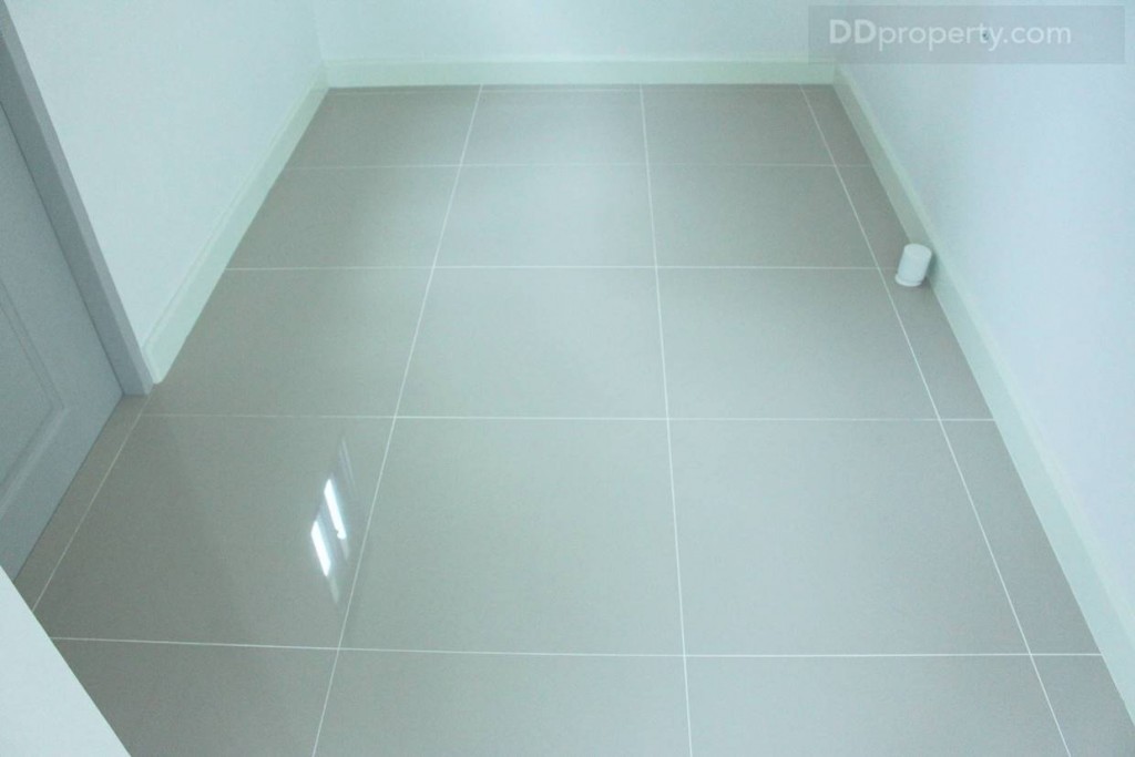 ถัดเข้ามาด้านในสุด เป็นมุมครัว พื้นที่ภายในห้องครัวประมาณ 1.5 x 2.5 เมตร พื้นห้องครัวปูด้วยพื้นแกรนนิตโต้ผิวเรียบ มีการเก็บขอบเข้ามุมเชิงบัวเรียบร้อย