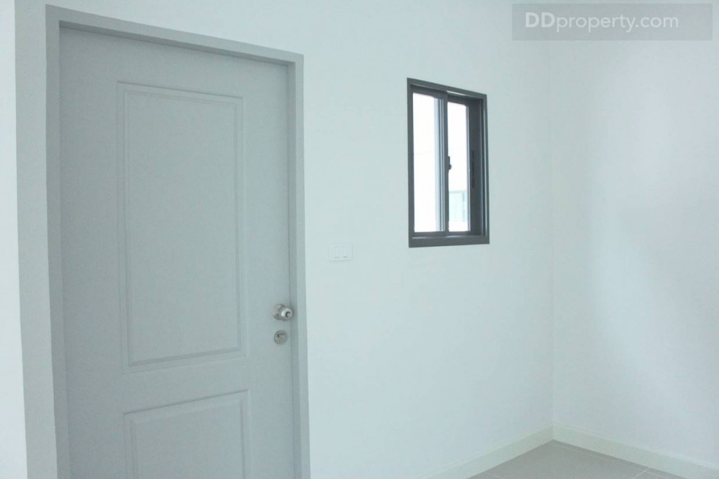 ประตูหลังบ้านเป็น HDF พร้อมหน้าต่างบานเลื่อนเพื่อระบายอากาศภายในห้องครัว ไม่ให้ออกมารบกวน พื้นที่ส่วนพักผ่อนของบ้าน