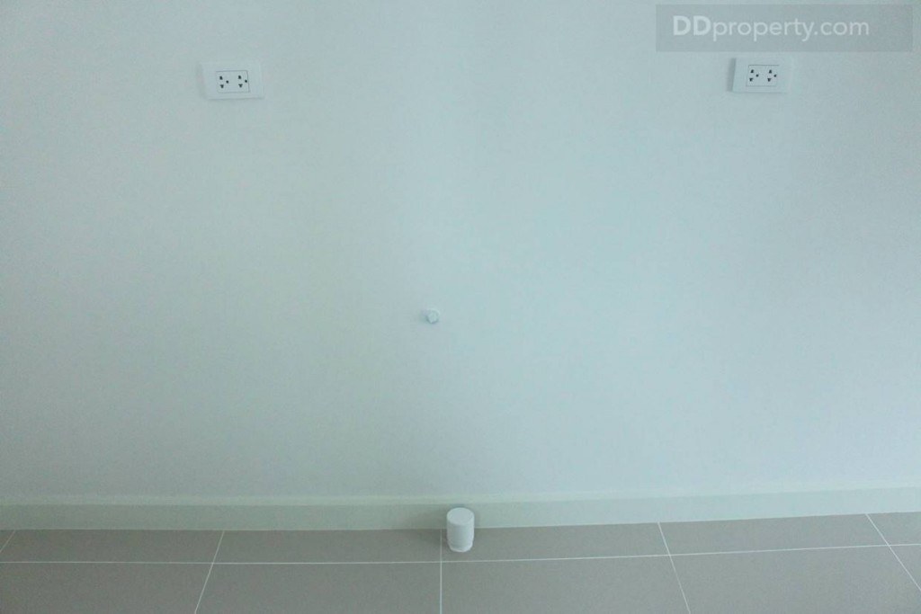 พื้นที่ด้านหน้าของห้องครัวมีการวางระบบท่อน้ำทิ้งไว้ให้พร้อมกับระบบปลั๊กไฟต่างๆ ผู้ซื้อเพียงแค่ซื้อชุดครัวมาติดตั้ง หรือจะให้ดีก็สามารถบิลท์อินได้เลยตามชอบใจ