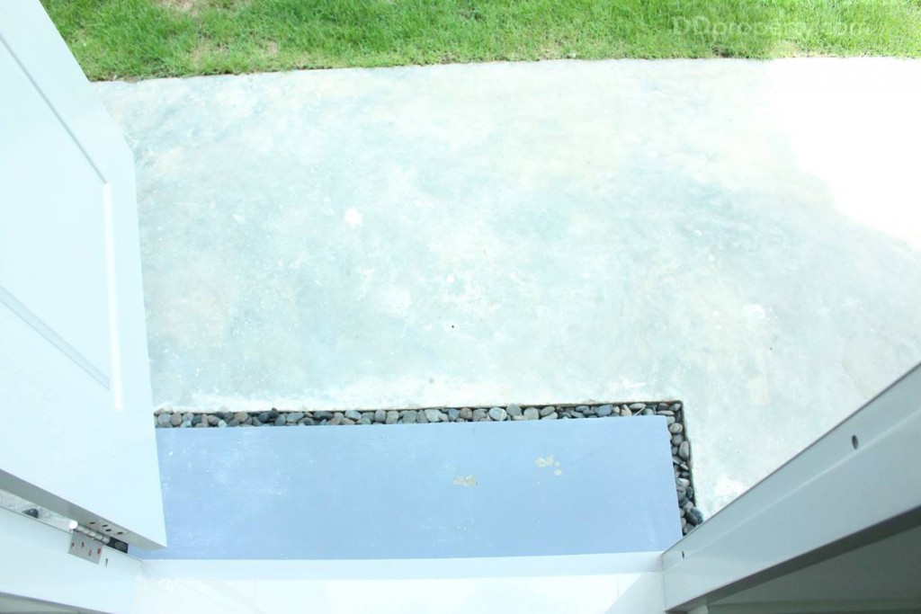 เปิดประตูด้านหลังบ้านเป็นพื้นที่ซักล้าง โดยทางโครงการได้ทำเป็นพื้นคอนกรีตขัดหยาบกันลื่นไว้ให้อย่างเรียบร้อย