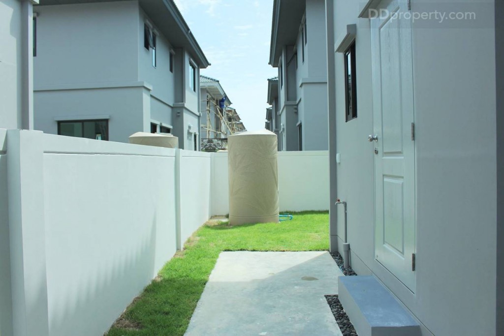 พื้นที่ฝั่งซ้ายจะมีถังเก็บน้ำที่ทางโครงการให้มา