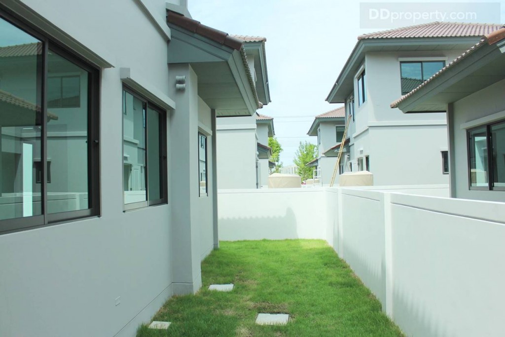 ด้านข้างเป็นพื้นที่สวนรอบบ้านมีการนำบล็อกมาทำเป็นทางเดินไว้ให้ (นิดหน่อย) ซึ่งผู้ซื้อสามารถ แต่งได้ตามชอบใจว่าต้องการจะทำอะไรกับพื้นที่ด้านหลังบ้าน เพราะทางโครงการปูหญ้ามาให้แล้ว