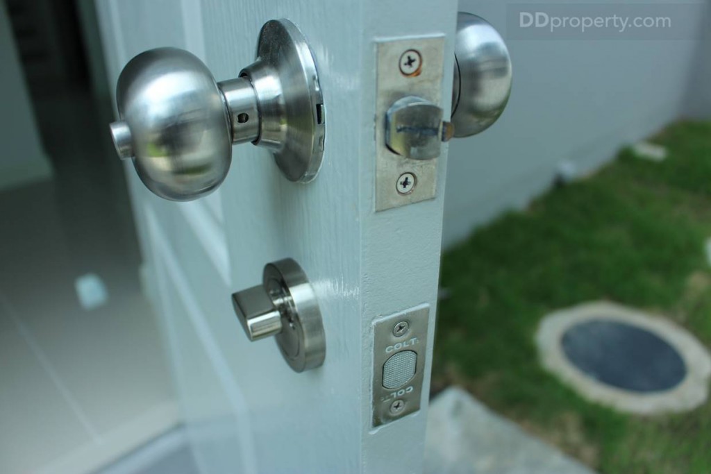 ประตูหลังบ้านมีระบบล็อก 2 ชั้นเพื่อความปลอดภัย