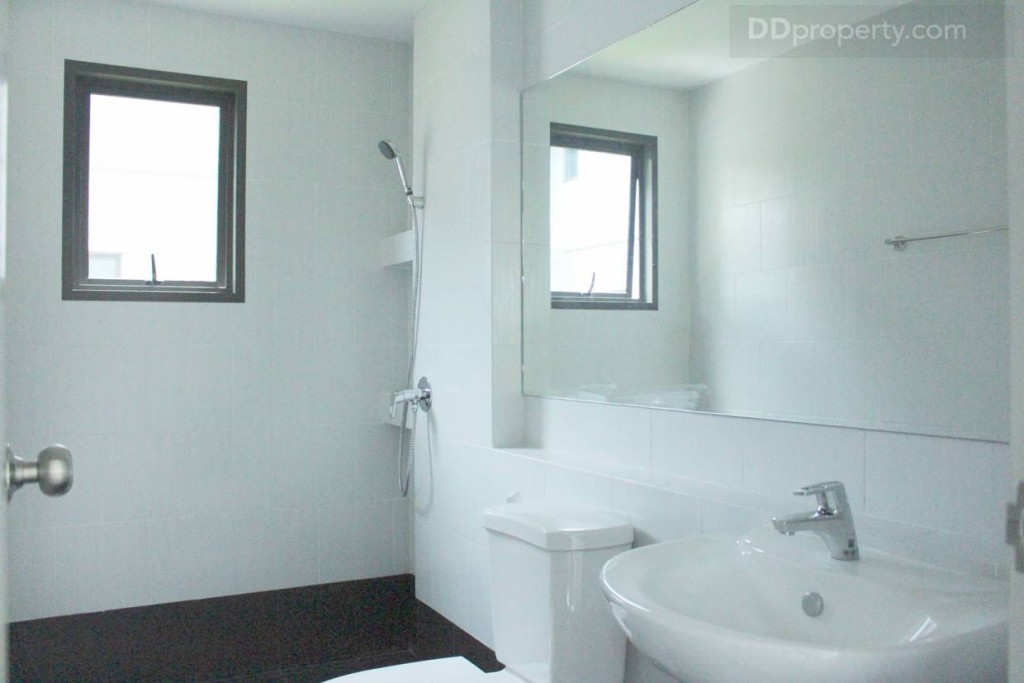 มายังพื้นที่ห้องน้ำชั้นหนึ่ง ตรงทางขึ้นบันได้ ผนังห้องเป็นสีขาวฉาบเรียบๆ พร้อมกระจกบานใหญ่ สุขภัณฑ์ และอ่างล้างหน้าเป็นสีขาวของ Cotto มีหน้าต่างบานกระทุ้งไว้ระบายอากาศ 1 บาน