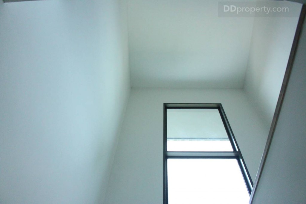 โถงบันไดออกแบบได้สูง โปร่ง เดินขึ้น-ลง ได้ไม่รู้สึกอัดอัด เพิ่มความสว่าง ด้วยกระจกทรงสูง เปิดรับแสงธรรมชาติเข้ามาในช่วงกลางวัน ประหยัดพลังงาน