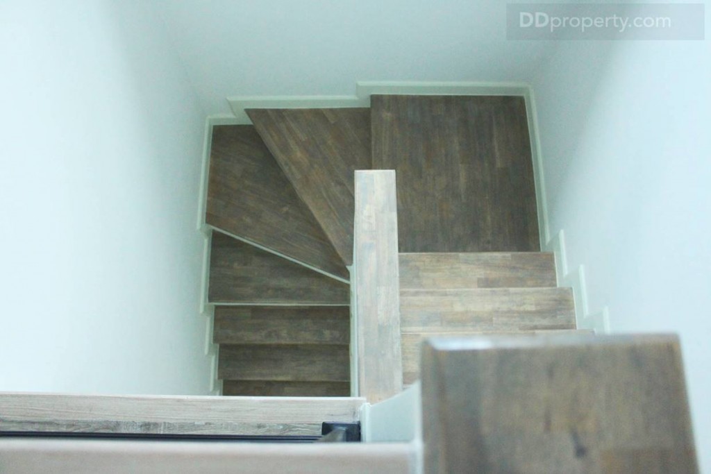 บันไดเป็นคอนกรีตปูทับด้วยไม้ มีความถี่ของทางเดินอยู่ระดับที่เหมาะสม เหมาะสำหรับผู้สูงอายูเดินขึ้น-ลงบันได