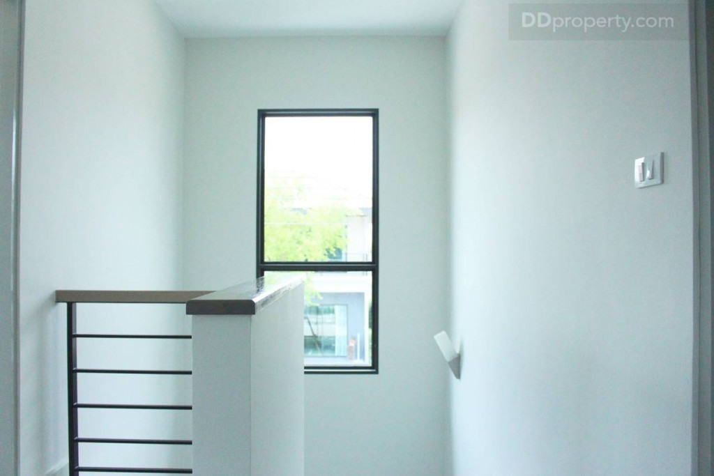 ราวกันตกเป็นเหล็กสีดำ ราวจับผิวไม้ยางประสานเคลือบเงา เพื่อความปลอดภัย