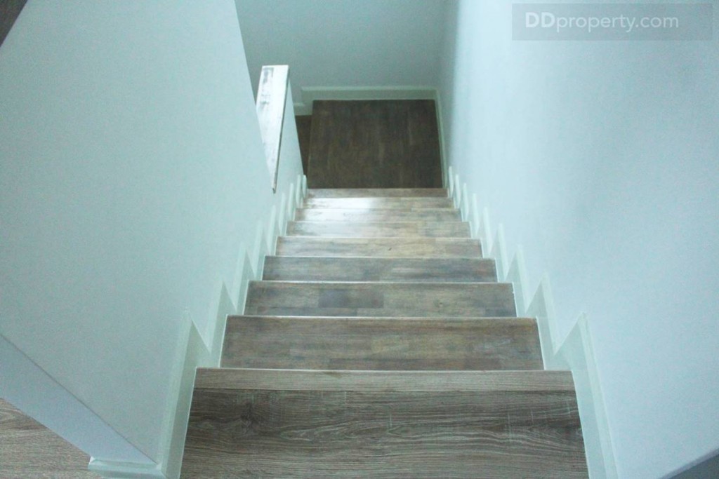 พื้นตรงทางเดินบันไดเป็นไม้เนื้อแข็ง ธรรมชาติ