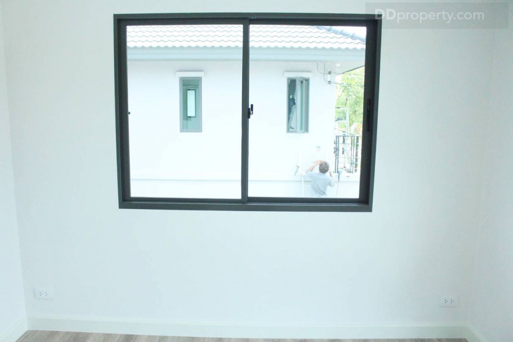ห้องนอนที่ 3 จะอยู่ติดกับห้องนอนที่ 2 ซึ่งมีขนาดพื้นที่ใกล้เคียงกันมากทีเดียวเหมือนกับว่าแบ่งพื้นกันคนละครึ่ง ด้วยความที่เป็นห้องมุมทำให้มีหน้าต่างถึง 2 จุด พื้นห้องปูด้วยลามิเนตหนา 8 มม.