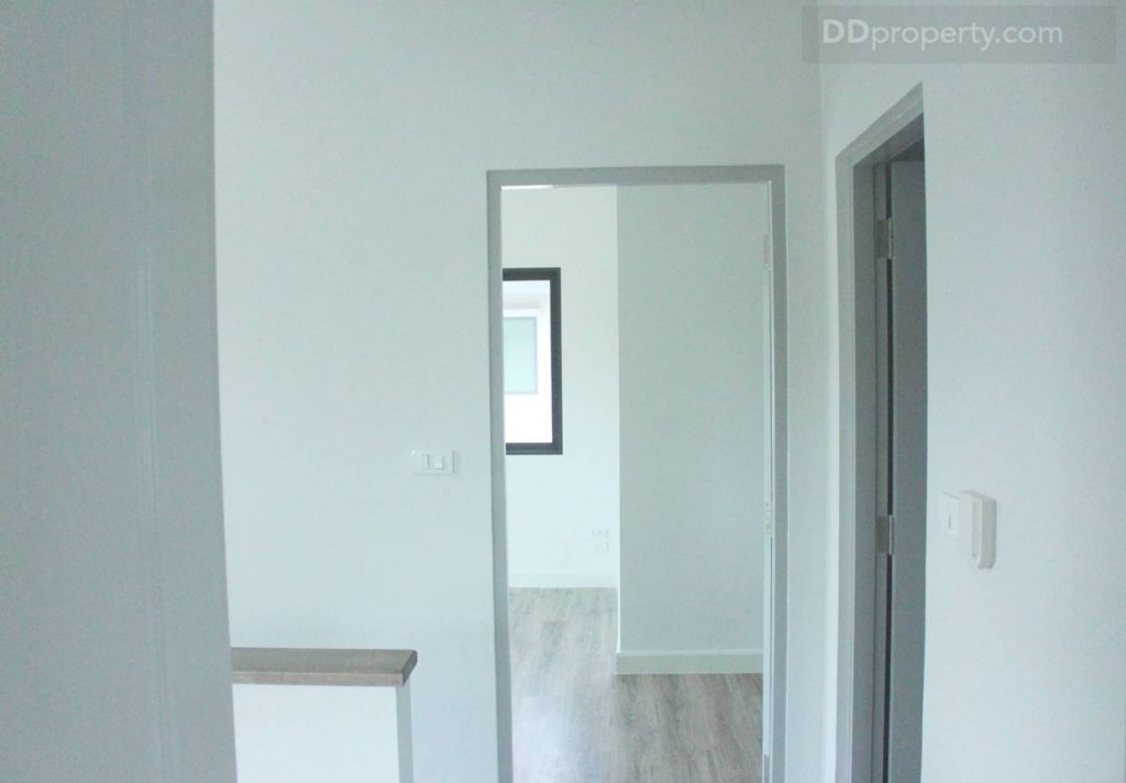 ออกมาจากห้องนอนที่ 2 จะเป็นห้องน้ำรวมบริเวณ ชั้น 2