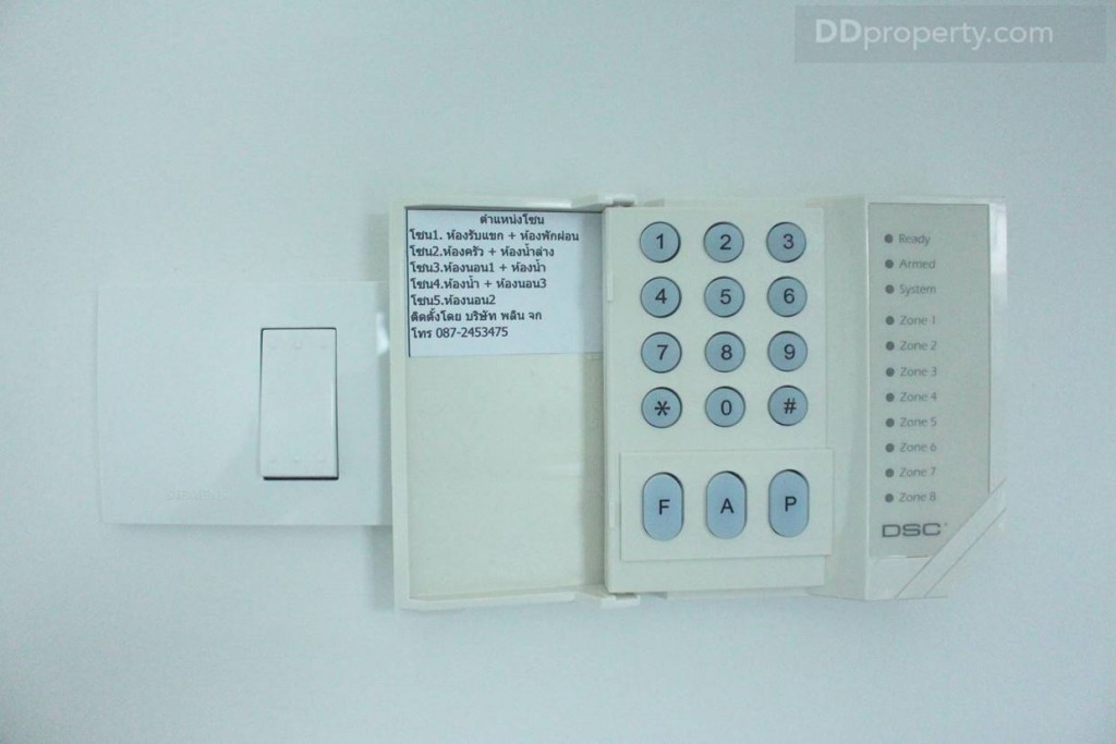 ด้านหน้าห้องน้ำ ทางโครงการมีการติดตั้งสัญญาณกันขโมยในตัวบ้านให้ด้วยเป็นแบบระบบ Magnetic และ Shock Sensor พร้อมส่งสัญญาณเตือน ไปยังศูนย์รปภ.ของโครงการ และเจ้าของบ้านหากมีผู้บุกรุก