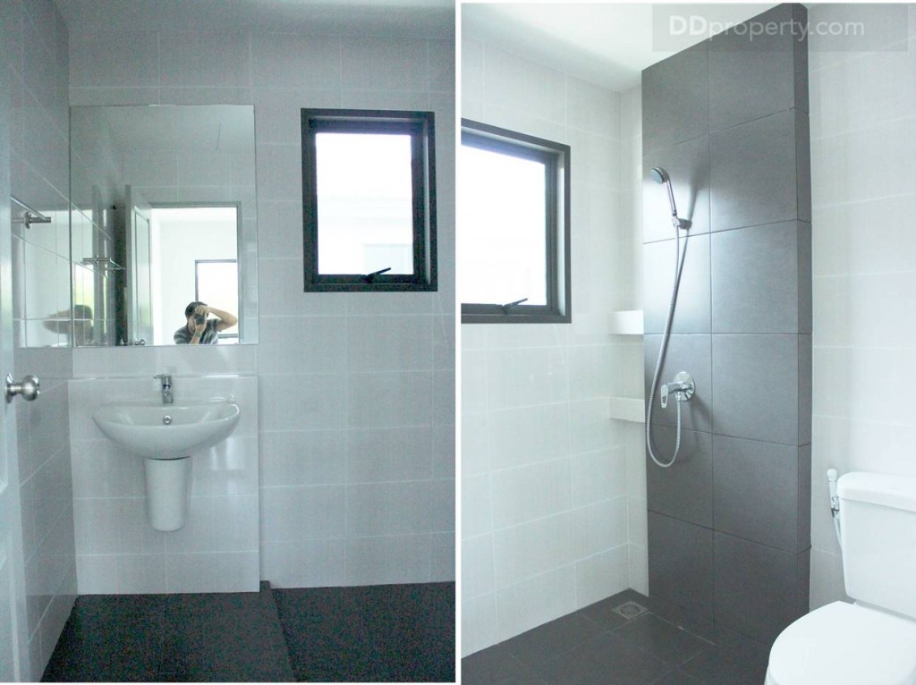 ประตูห้องน้ำเป็นบานไม้เรียบ ลูกบิดทรงกลมมาตรฐาน ภายในห้องน้ำ ปูพื้นกระเบื้องเซรามิกสีเทา ผนังปูกระเบื้องขัดมันสีขาว มีหน้าต่างระบายอากาศให้ครบ สุขภัณฑ์ที่ให้เป็นของ Cotto