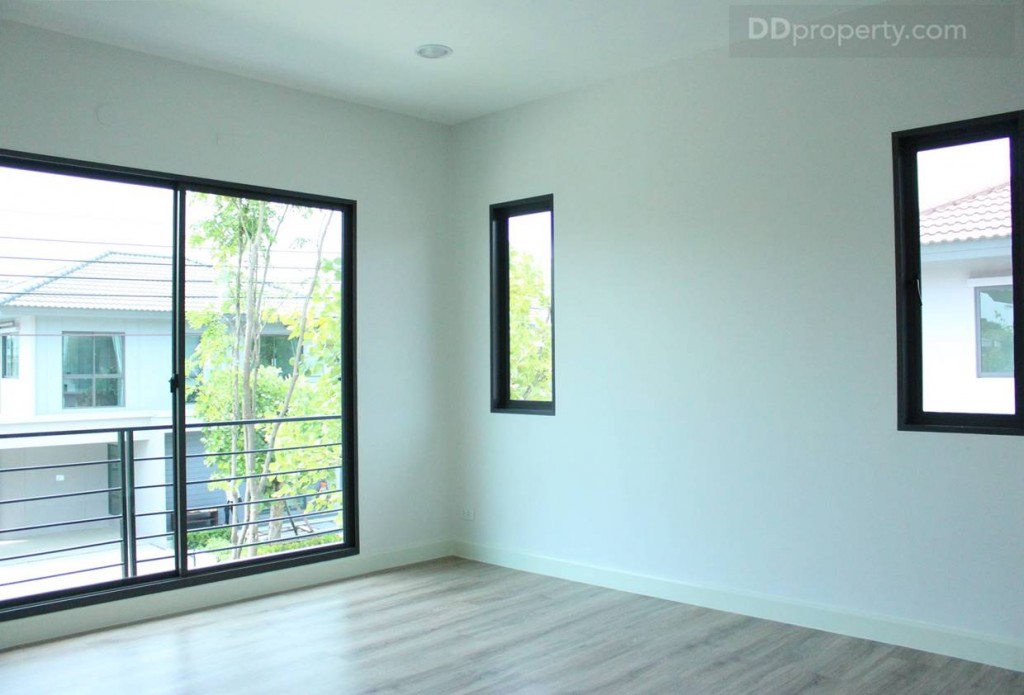 มุมมองภายในห้องนอนที่ 4 เป็นห้องนอนใหญ่ (Master Bedroom) จะมีระเบียงส่วนตัว พร้อมประตูกระจกบานเลื่อนแบบ 2 ตอน พร้อมกระจกใส 2 บานส่วนพื้นที่ว่างตรงกลางสามารถวางเตียงขนาด 6 ฟุตได้พอดิบพอดี