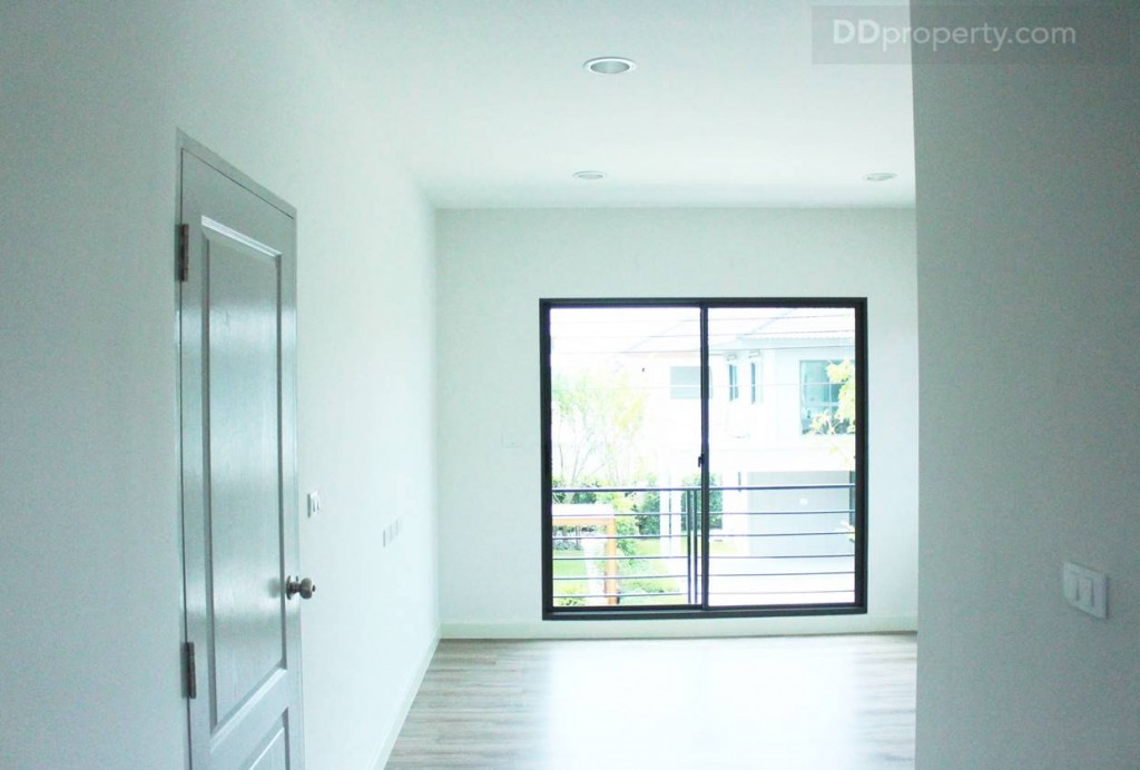 มุมมองจากด้านหลังห้องจะเห็นว่าภายในห้องนอนใหญ่จะติดไฟดาวน์ไลท์ไว้ทั้งหมด 4 จุด