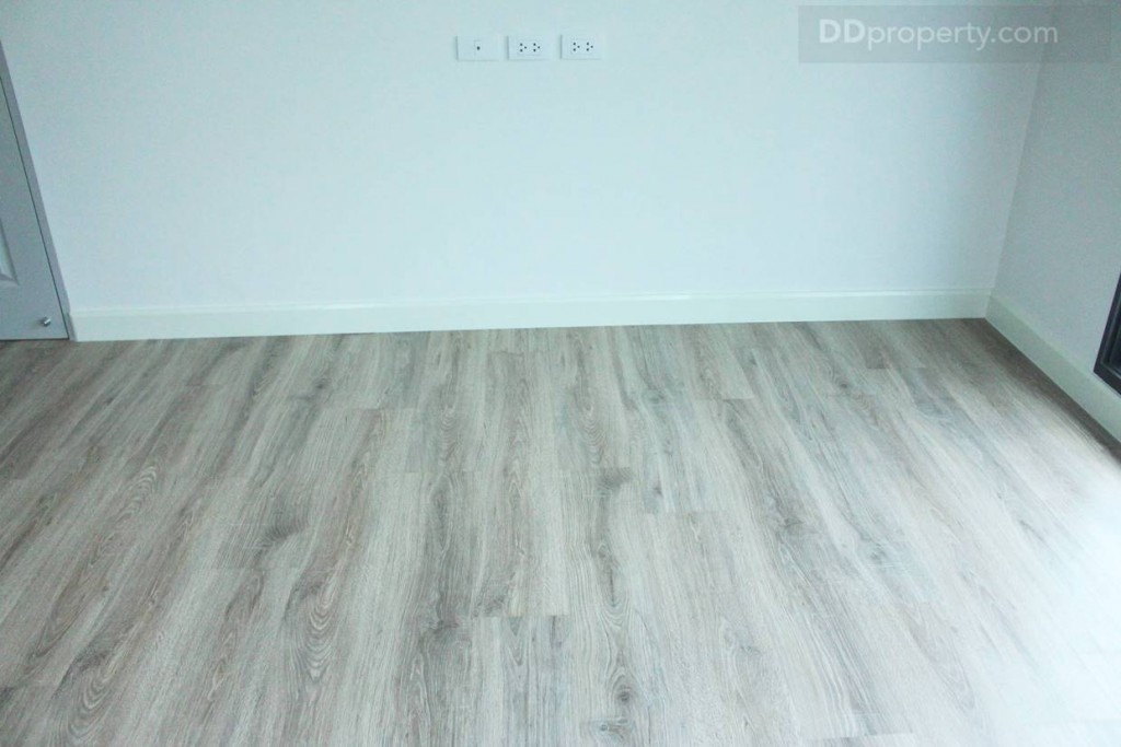 พื้นที่ด้านปลายเตียงจะมีการติดตั้งปลั๊กไฟ และจุดเชื่อมต่อสัญญาณทีวีไว้ให้ ดูจากการดีไซน์ ตรงนี้จะเป็นจุดสำหรับวางทีวี