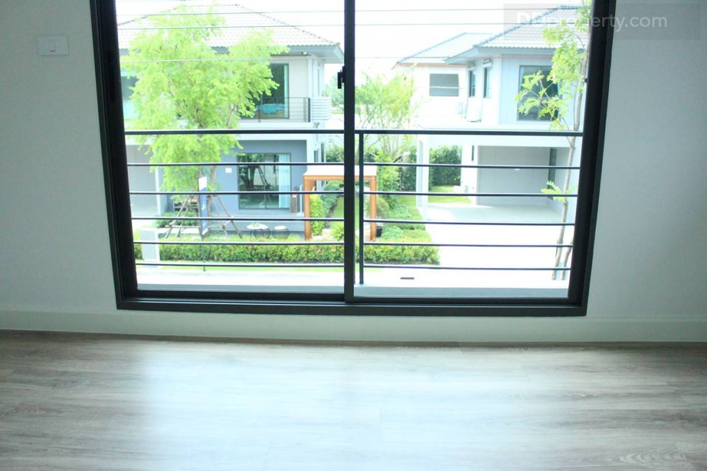 มีการยกขอบบริเวณประตูบานเลื่อนที่จะออกไปยังระเบียงประมาณ 10 ซม. เพื่อแยกสัดส่วนพื้นที่ภายนอกและภายใน อีกทั้งกันน้ำฝนจากด้านนอกไหลเข้าห้องอีกด้วย