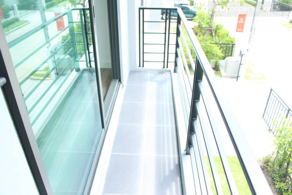 ระเบียงจะเป็นแนวยาวตามพื้นที่ของห้อง แต่แคบนิดหน่อยคงทำอะไรได้ไม่มากนอกจากเปิดรับลม พื้นระเบียงเป็นพื้นกระเบื้องแบบมาตรฐาน