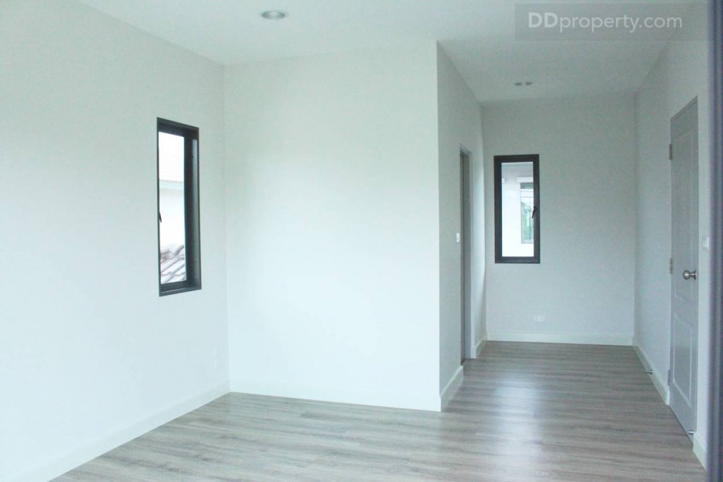 ห้องนอนใหญ่จะมีห้องน้ำในตัว พื้นที่ของชั้น 2 จะปูพื้นด้วยลามิเนตลายไม้หนา 8 มม. ทั้งหมด ยกเว้นแค่ในห้องน้ำ และระเบียงเท่านั้น