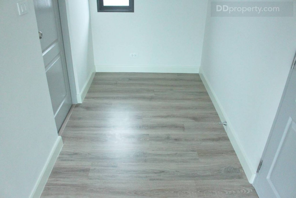 ทางเดินบริเวณห้องน้ำกว้างประมาณ 1 เมตร อีกทั้งยังมีกระจก เพื่อให้แสงเข้าอีกจุด เพิ่มความสว่างให้กับห้อง