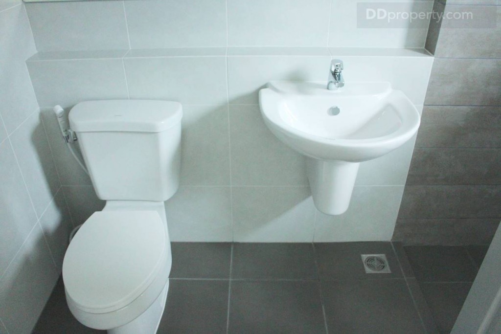 สุขภัณฑ์ภายในห้องน้ำเป็นของ COTTO เช่นกัน มีการทำขอบไว้เป็นที่วางของอีกด้วย