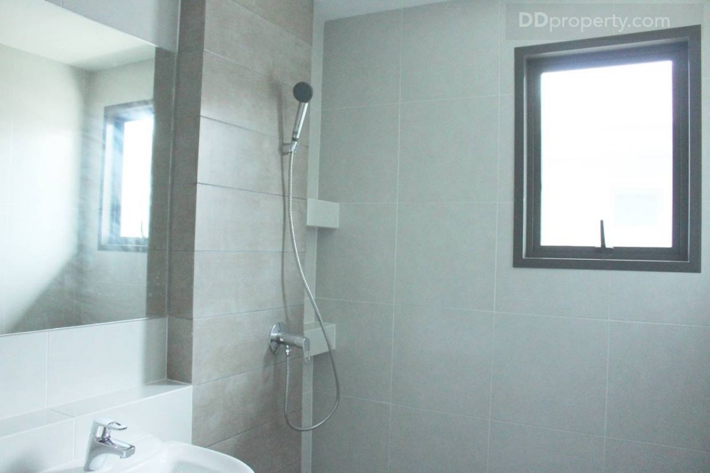 ภายในห้องน้ำมีการแยกส่วนเปียก-แห้ง แต่ไม่มีฉากกั้นอาบน้ำให้ ด้านข้างฝักบัว ทางโครงการทำที่วางของไว้ให้ พร้อมกระจกบานกระทุ้ง เพื่อให้อากาศถ่ายเท