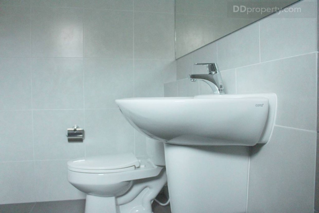 กระจกบานยาวเต็มผนัง