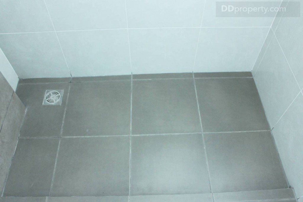 บริเวณที่อาบน้ำมีการเล่นระดับ เพื่อไม่ให้น้ำที่อาบไหลออกมาแต่ก็กันได้เพียงส่วนหนึ่งเท่านั้น ขนาดที่อาบน้ำ 0.5 x 1 เมตรโดยประมาณ