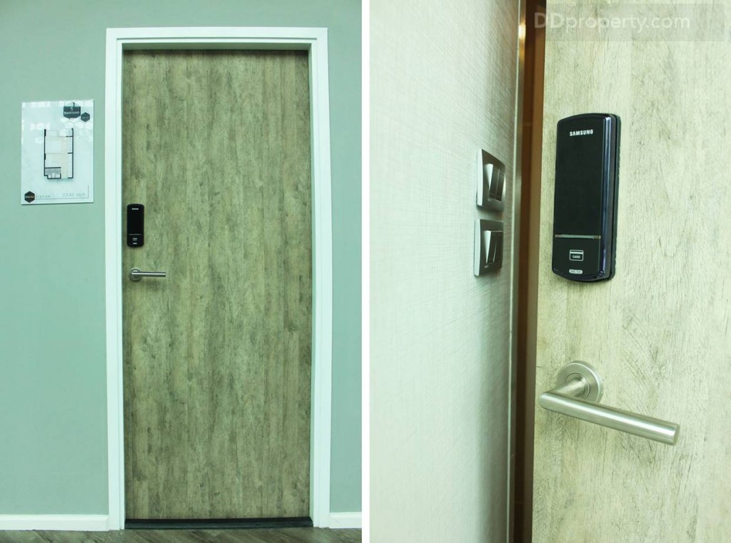 ประตูห้องเป็นประตูไม้จริง ตกแต่งด้วยลามิเนต พร้อมมือจับแบบก้านโยกและ Digital Door Lock ของ Samsumg