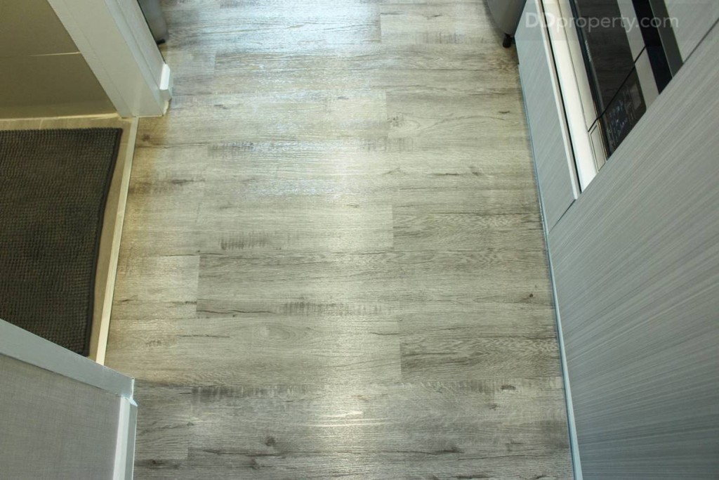 ทางเดินบริเวณทางเข้าห้อง กว้างประมาณ 0.8 เมตรปูพื้นด้วย ไวลินลายไม้