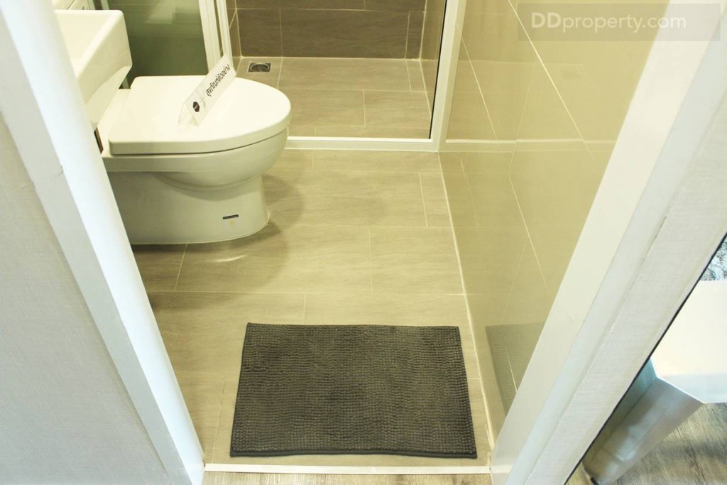 ส่วนฝั่งซ้ายมือจะเป็นห้องน้ำ มีการลดระดับภายในห้องน้ำ ประมาณ 5 ซม.