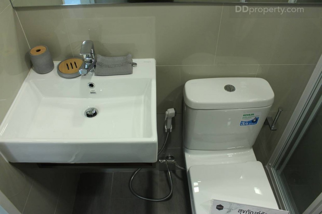 สุขภัณฑ์ ของ Kohler และ อ่างล้างหน้า Mogen แบบมาตรฐาน