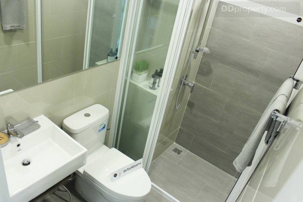 พื้นที่ห้องน้ำมีการแยกส่วนเปียกแห้งอย่างชัดเจน ผนังห้องน้ำปูด้วยกระเบื้อง