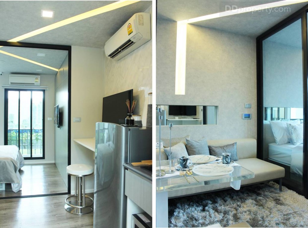 ถัดมาจากด้านหน้าเทางเข้ารูปซ้ายจะเป็นที่วางตู้เย้นและชั้นวางที่วีแบบอเนกประสงค์ ด้านขวามือจะเป็นห้องนั่งเล่นโดยมีโซฟาขนาด 1.80 เมตร แบบ 2 ที่นั่งมาให้พร้อมกับห้อง