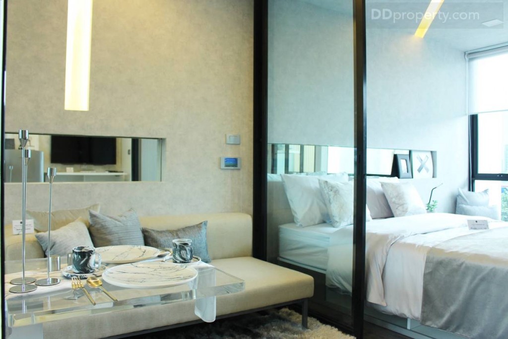 ห้องนั่งเล่นและห้องนอนจะมีประตูกระจกบานเลื่อนกั้นไว้ให้เป้นสัดส่วน