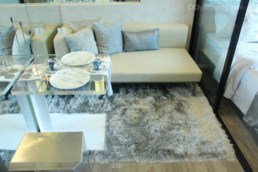 โซฟาของห้องตัวอย่างนั่นจะเป็นโซฟาที่แถมมาให้พร้อมกับห้อง แสดงให้เห็นความกว้างของห้องที่กว้างกว่าโซฟาเล็กน้อย แต่ไม่รู้สึกคับแคบเลยแม้แต่น้อย