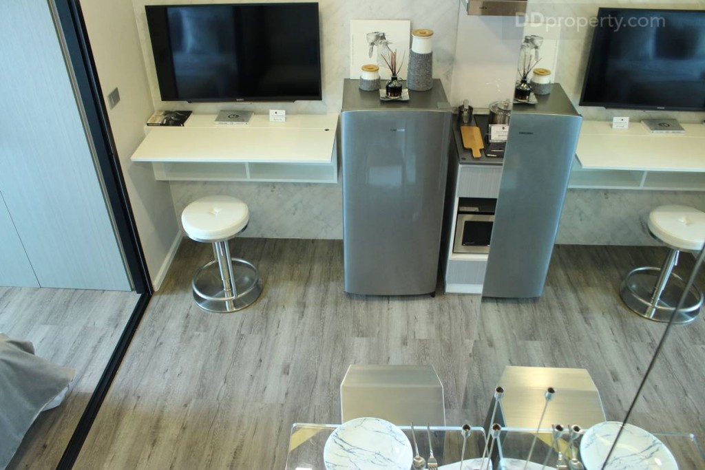 ฝั่งตรงการเป็นชั้นวางที่วีแบบบิวท์อิน สามารถบัยเป็นที่เก็บของได้ หรือจะเป็นออกมาใช้งานเป็นโต๊ะทำงานได้