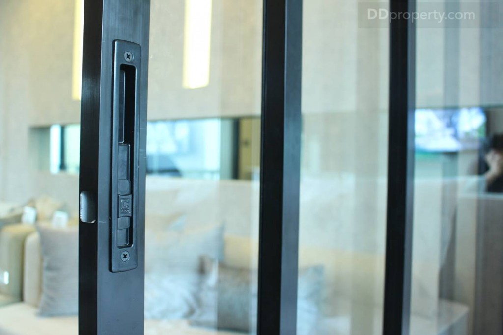 ฉากกั้นห้องเป็นกระจกบานเลื่อนสูงถึงงฝ้าเพดานแบบ 3 ตอน ขอบอลูมิเนียมดำ