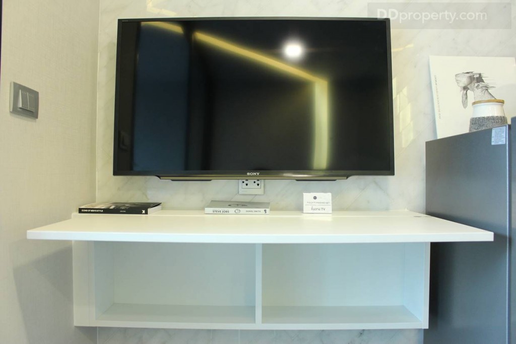 ชั้นวางทีวีแบบ บิวท์อิน ข้างล่างเป็นที่เก็บของ สามารถเปิดปิดได้ ส่วนห้องตัวอยากใช้ทีวีแบบติดผนังเพื่อไม่ให้เปลืองพื้นที่