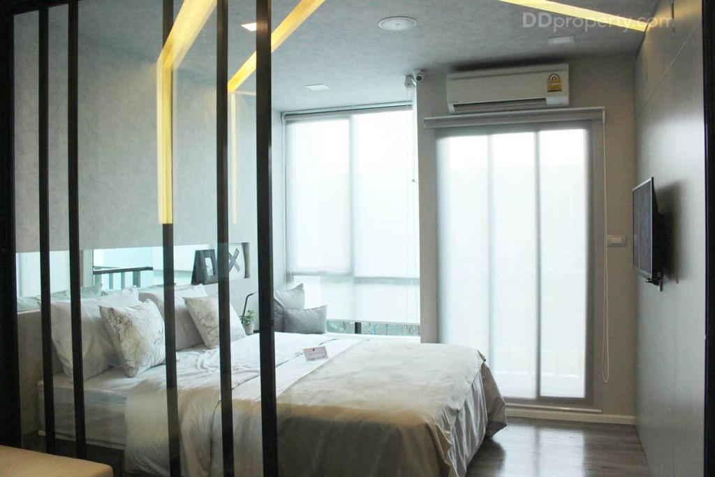 ด้วยกระจกบานใหญ่ที่สูงถึงเพดาน และความสูงของห้อง 2.4 เมตร ทำให้ห้องดูโปร่ง มากทีเดียว