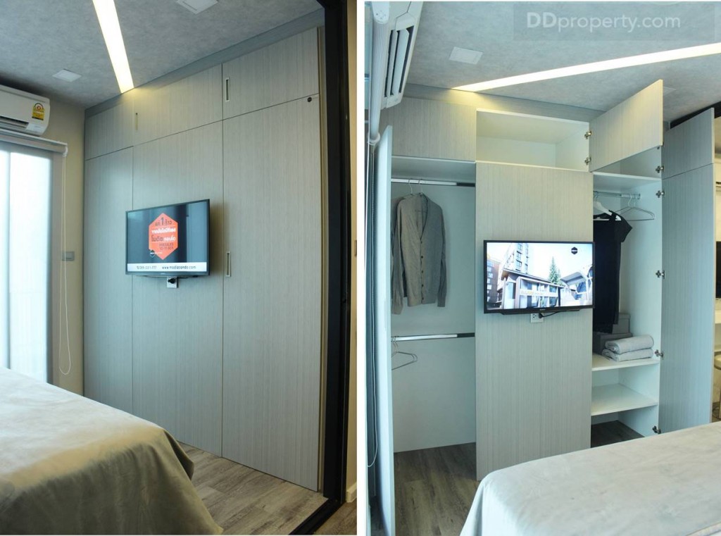 ผนังภายในห้องนอนเป็นตู้เสื้อผ้าบิวท์อิน เต็มพื้นที่ผนัง แบ่งซ้ายขวา พร้อมที่เก็บของด้านบน
