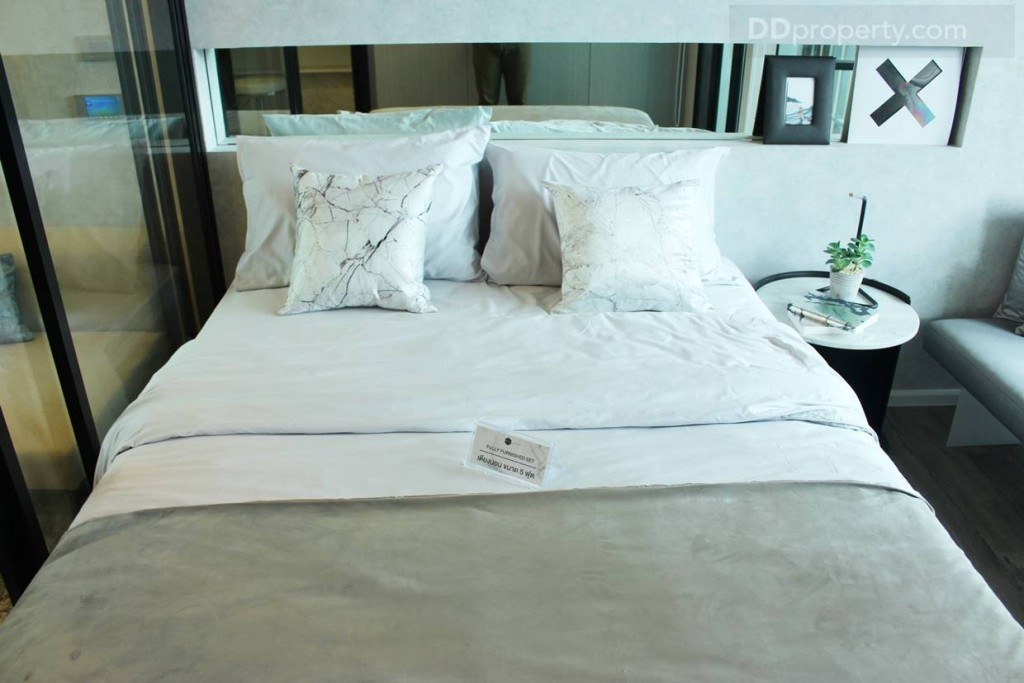 เตียงขนาด 5 ฟุต ที่ทางโครงการให้มาพร้อมกับห้อง