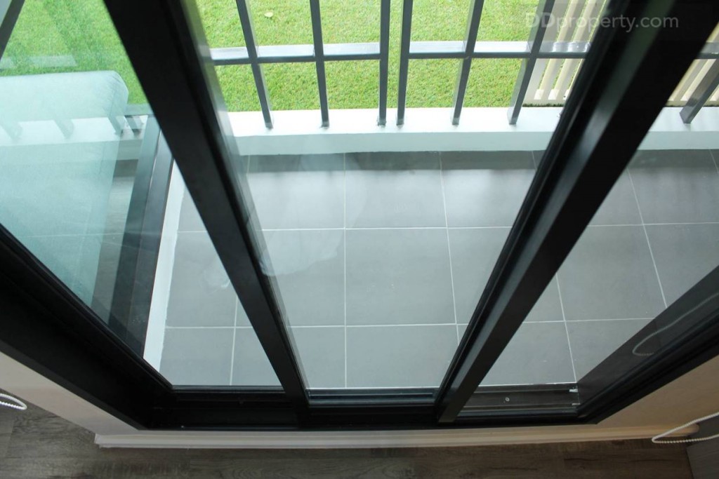 บริเวณระเบียงเป็นประตูบานเลื่อนแบบ 3 ตอน มีการยกขอบเพื่อแยกส่วน