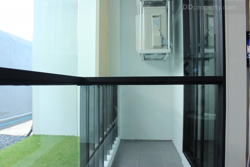 มุมมองจากด้านในห้องนอน ด้วยกระจกเข้ามุมทำให้เปิดรับมุมมองได้กว้างขึ้น